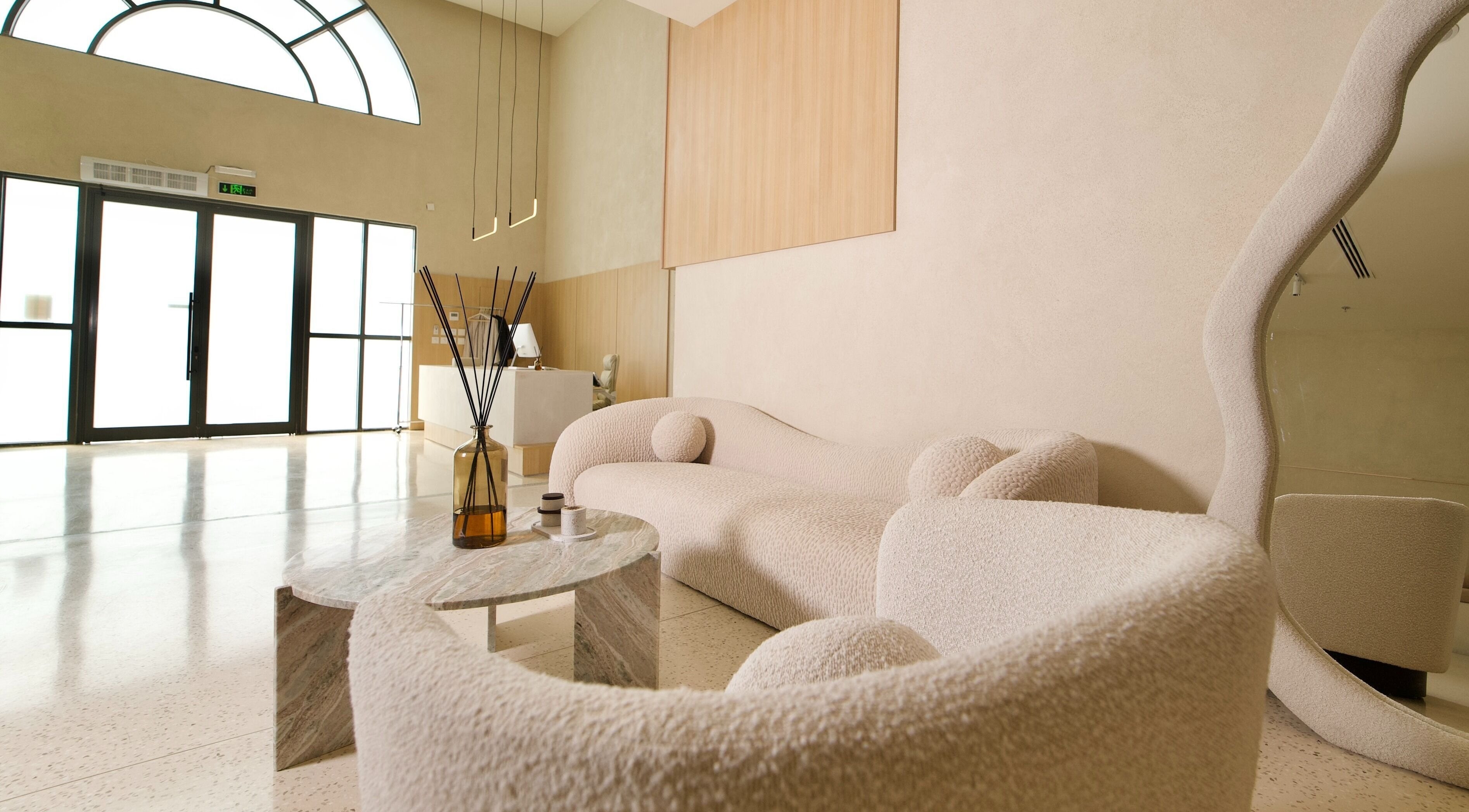 منطقة استقبال أنيقة في ERM Hair Spa، الخبر، شرق السعودية بطراز حديث وديكور هادئ.