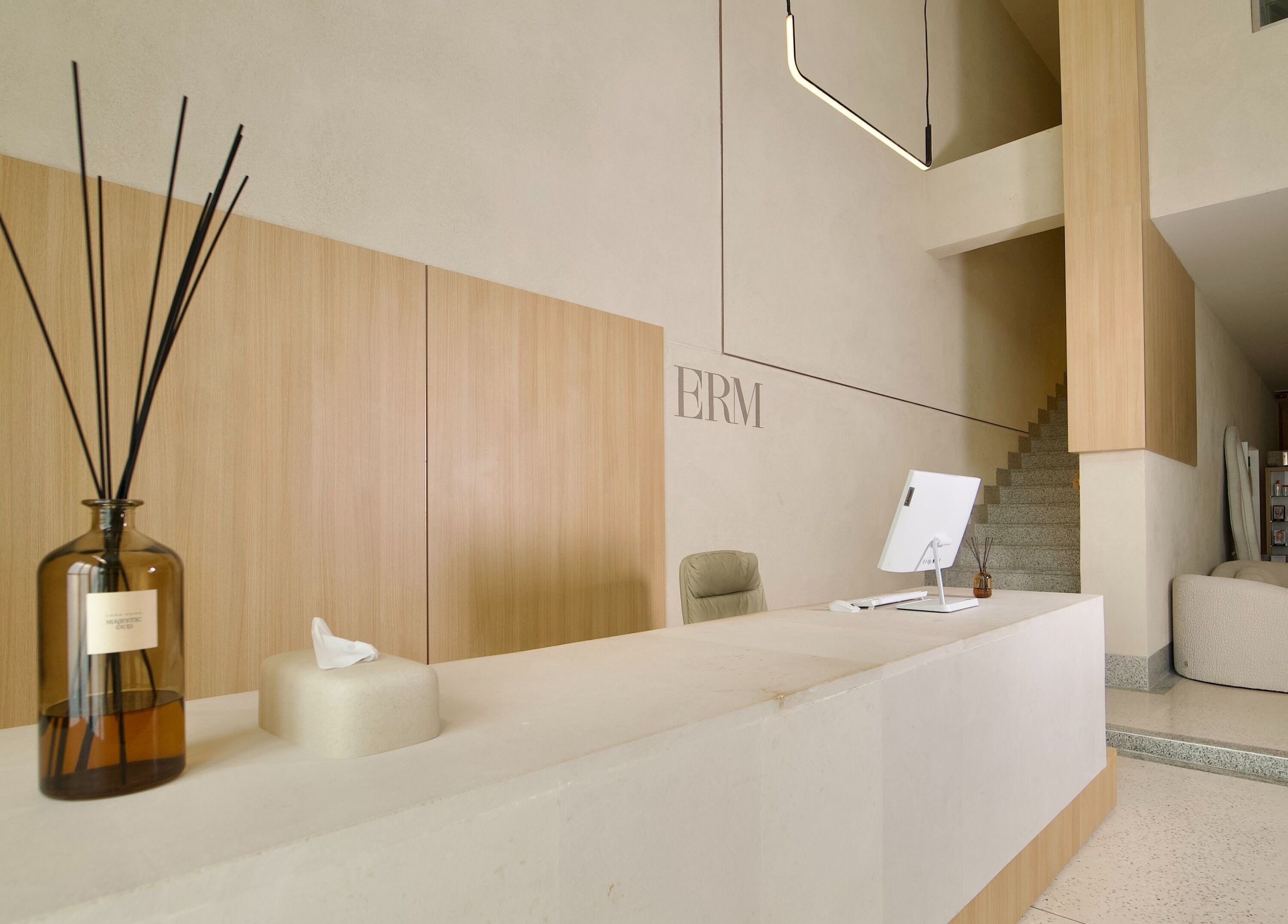 منطقة استقبال ERM Hair Spa في الخبر، الشرقية، SA. تصميم داخلي أنيق وتجهيزات عصرية.