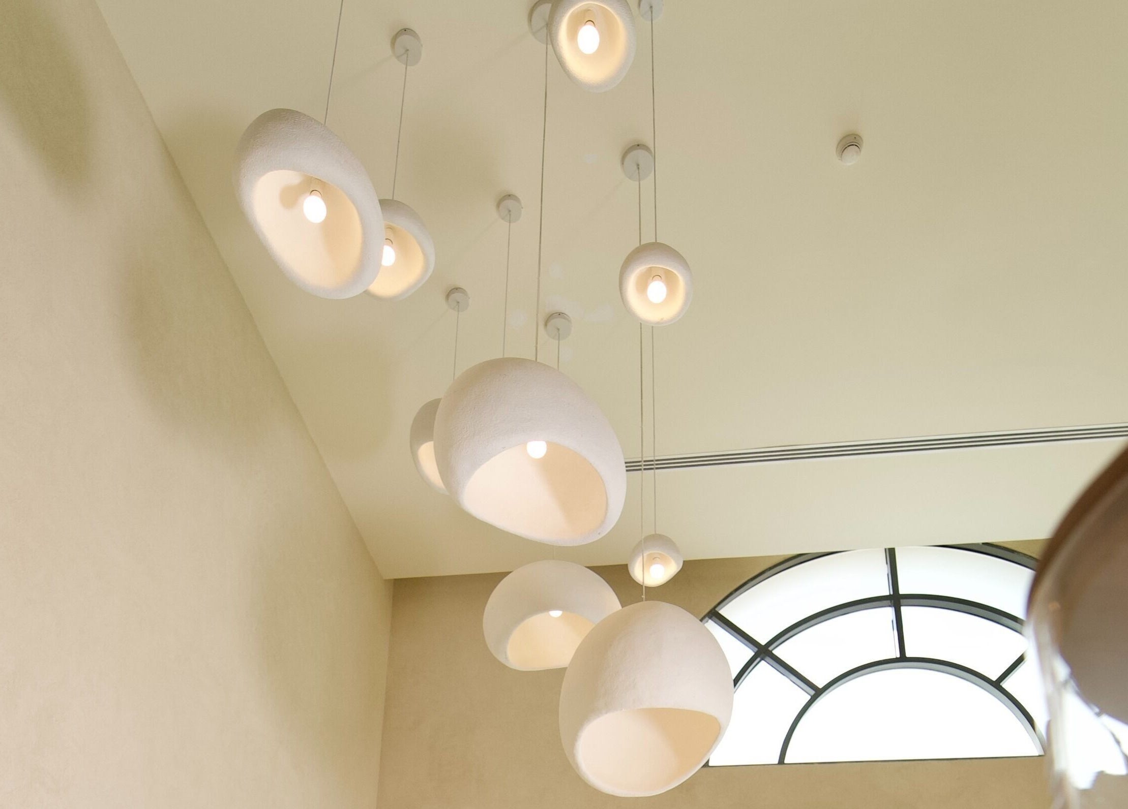 إضاءة عصرية في ERM Hair Spa، الخبر، المنطقة الشرقية، السعودية.