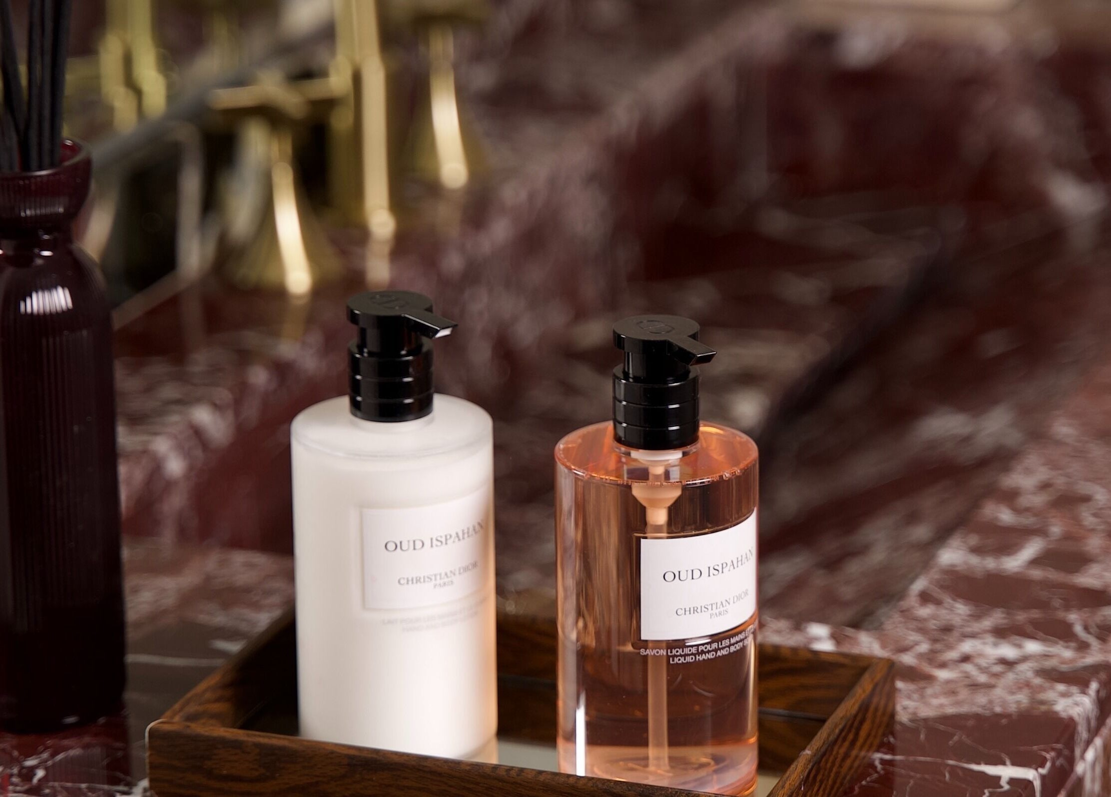 منتجات العناية على رف رخامي في ERM Hair Spa, الخبر، المنطقة الشرقية، السعودية.