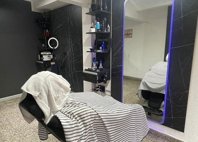 Sala de belleza en H Club Zeballos 1798, Rosario, Santa Fe, AR, con silla y productos de cuidado.