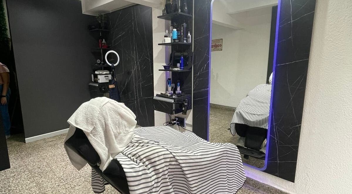 Sala de belleza en H Club Zeballos 1798, Rosario, Santa Fe, AR, con silla y productos de cuidado.