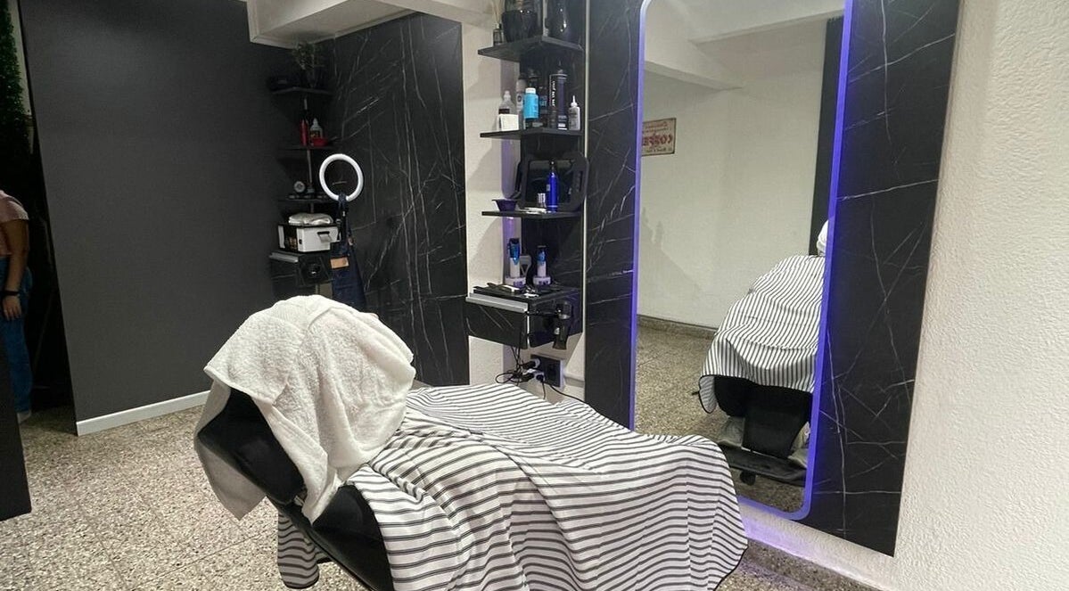 Sala de belleza en H Club Zeballos 1798, Rosario, Santa Fe, AR, con silla y productos de cuidado.