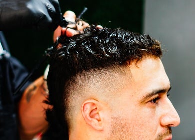 Corte de cabello moderno en H Club Zeballos 1798, Rosario, Santa Fe, AR.