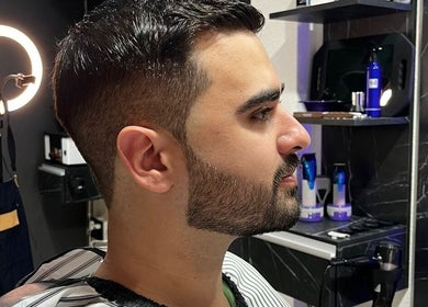 Barbería moderna en H Club Zeballos 1798, Rosario, Santa Fe, AR. Hombre con corte sofisticado en ambiente elegante.