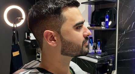 Barbería moderna en H Club Zeballos 1798, Rosario, Santa Fe, AR. Hombre con corte sofisticado en ambiente elegante.