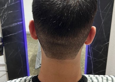 Corte de cabello moderno en H Club Zeballos 1798, Rosario, Santa Fe, AR. Estilo nítido y elegante.