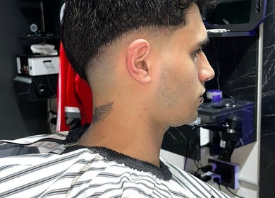Corte de cabello moderno en H Club Zeballos 1798, Rosario, Santa Fe, AR. Elegancia y estilo único.