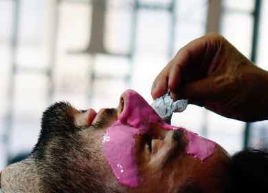 Tratamiento facial con mascarilla rosa en H Club Zeballos 1798, Rosario, Santa Fe, AR.