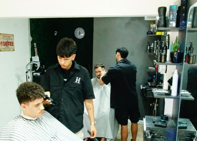 Estilistas trabajando en H Club Zeballos 1798 en Rosario, Santa Fe, AR. Servicios de barbería modernos.