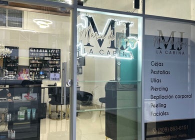 Entrada de La Cabina de María en La Vega, La Vega, DO, mostrando servicios variados y elegantes decoraciones.