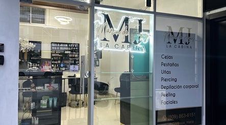 Entrada de La Cabina de María en La Vega, La Vega, DO, mostrando servicios variados y elegantes decoraciones.