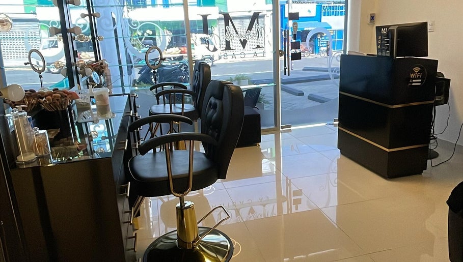 Interior moderno de La Cabina de María en La Vega, La Vega, DO con estaciones de maquillaje elegantes.
