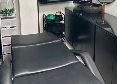 Sala de tratamiento elegante en La Cabina de María, La Vega, La Vega, DO, con cama de masaje y decoración sofisticada.