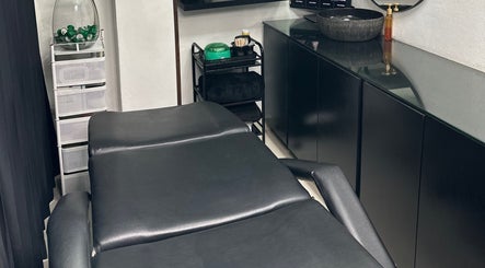 Sala de tratamiento elegante en La Cabina de María, La Vega, La Vega, DO, con cama de masaje y decoración sofisticada.