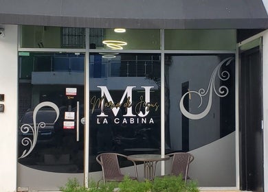 Entrada de La Cabina de María en La Vega, La Vega, DO, con diseño moderno y acogedor.
