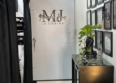 Entrada elegante de La Cabina de María con certificados y decoración en La Vega, La Vega, DO.