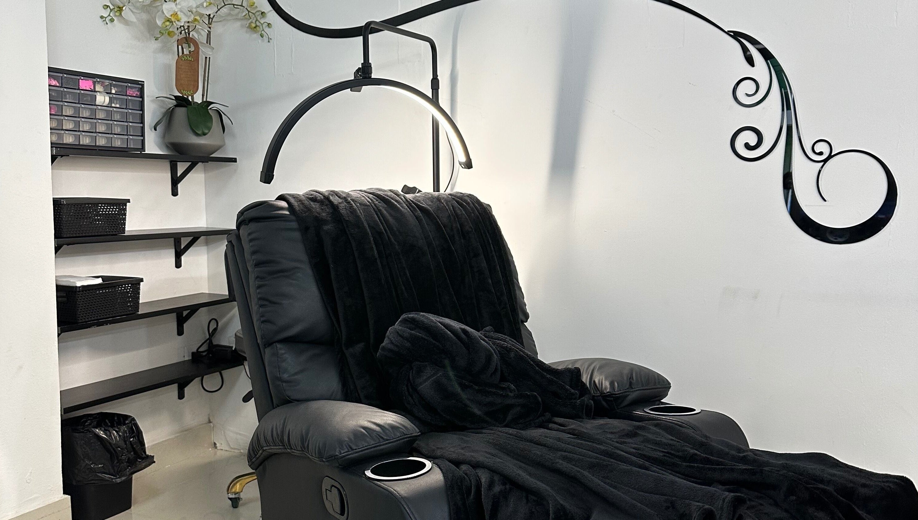 Sillón negro cómodo en La Cabina de María, La Vega, La Vega, DO, perfecto para el bienestar.