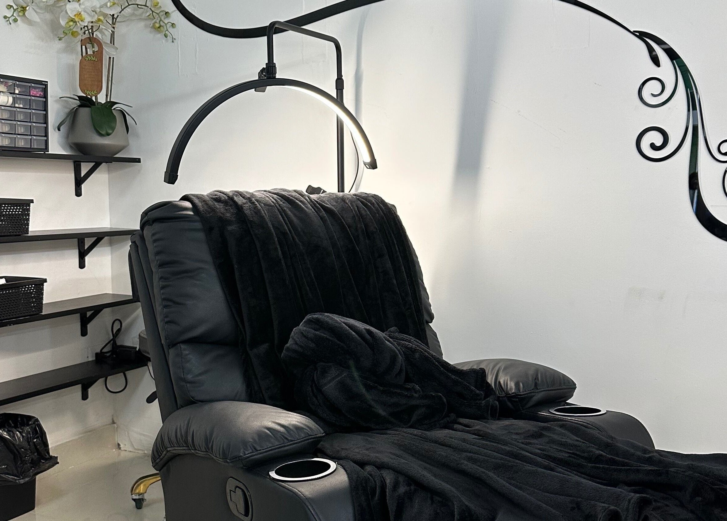 Sillón negro cómodo en La Cabina de María, La Vega, La Vega, DO, perfecto para el bienestar.