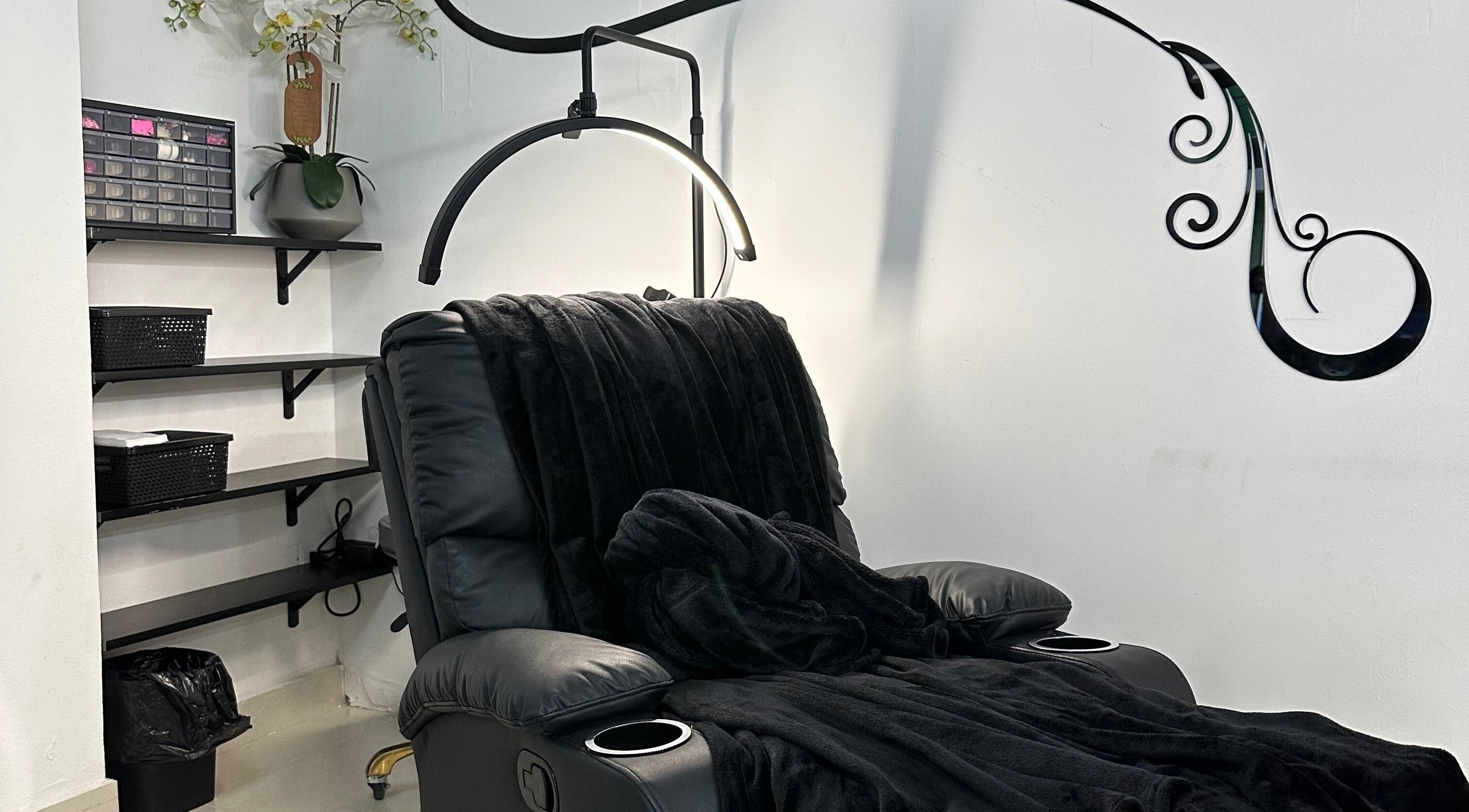 Sillón negro cómodo en La Cabina de María, La Vega, La Vega, DO, perfecto para el bienestar.