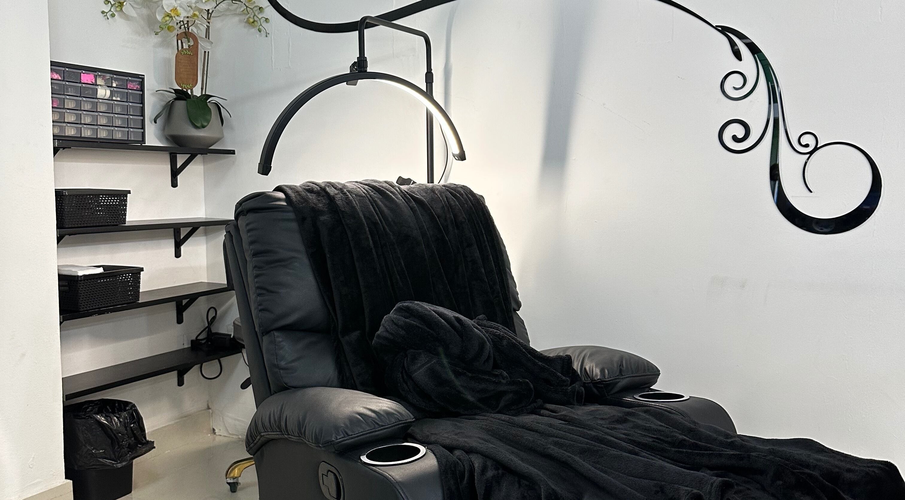 Sillón negro cómodo en La Cabina de María, La Vega, La Vega, DO, perfecto para el bienestar.