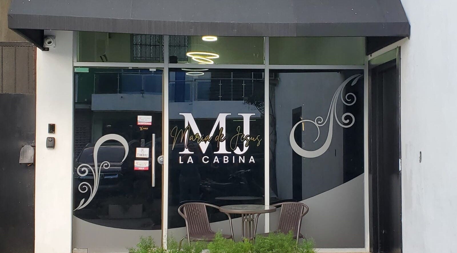 Entrada de La Cabina de María con diseño elegante en La Vega, La Vega, DO.