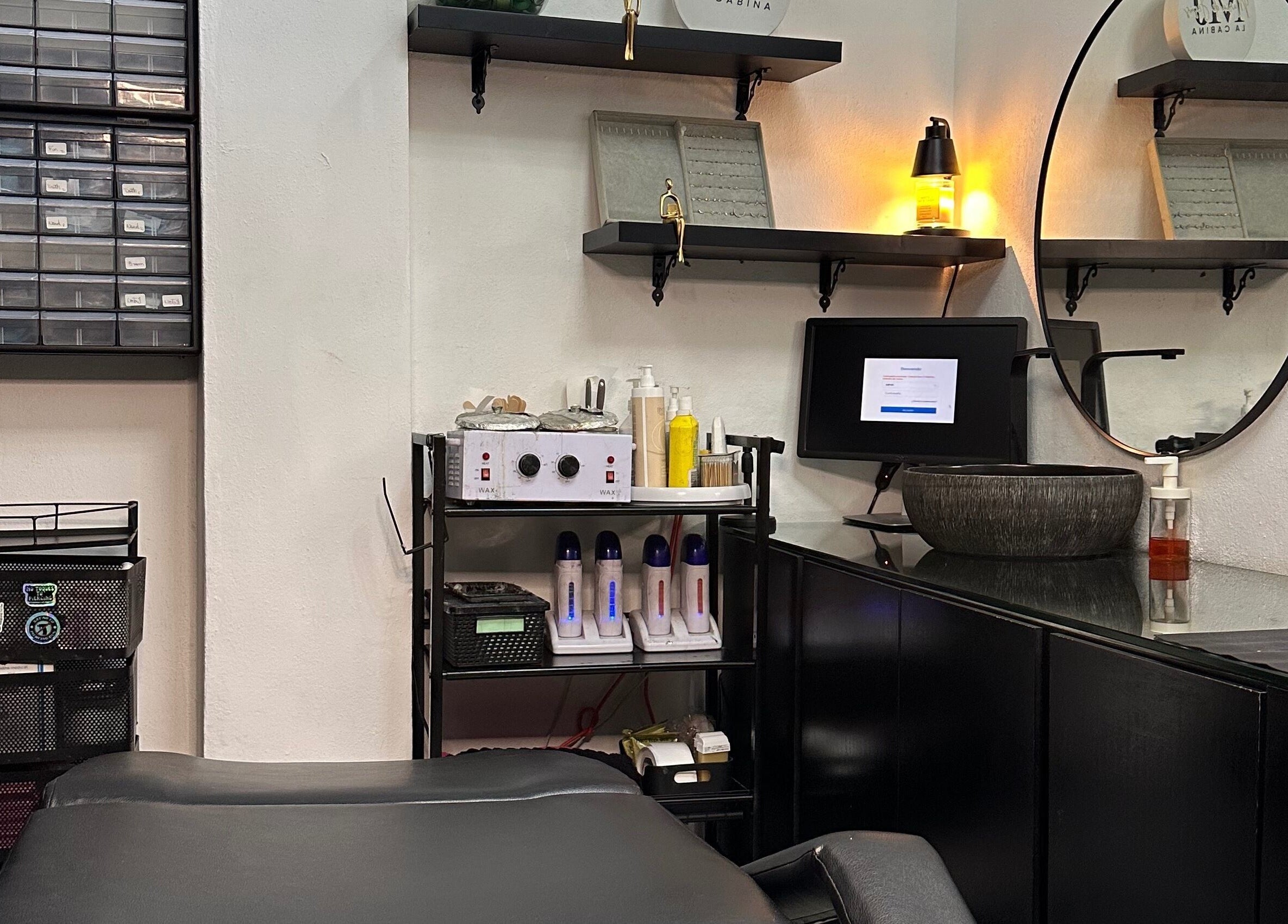 Un acogedor espacio profesional en La Cabina de María en La Vega, La Vega, DO, equipado para tratamientos de belleza.