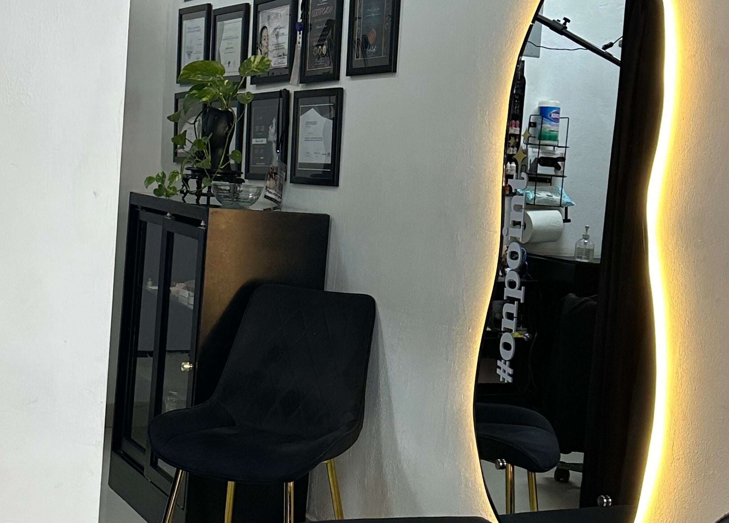 Interior moderno de La Cabina de María en La Vega, DO, con un elegante espejo iluminado.