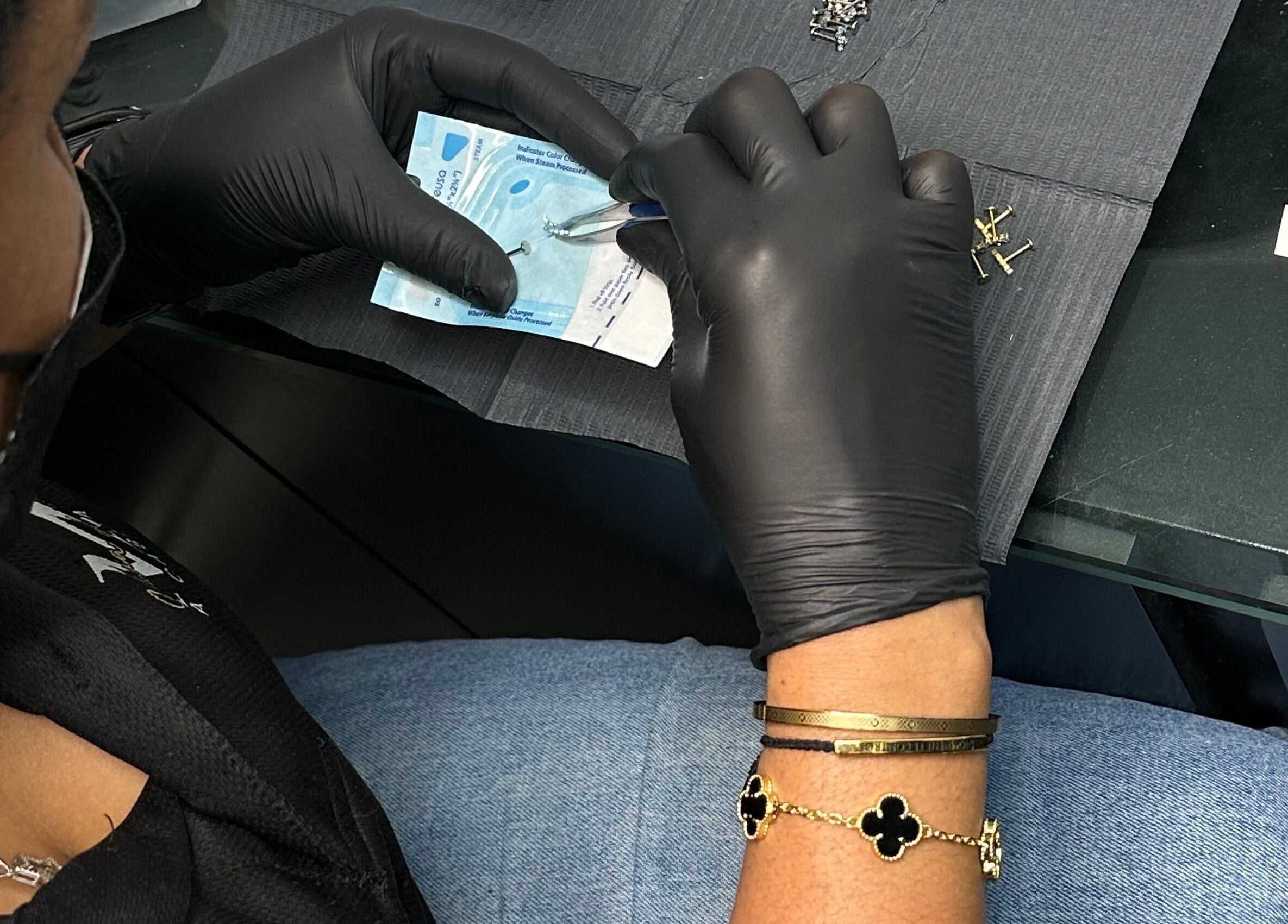 Profesional en La Cabina de María preparando herramientas de belleza en La Vega, La Vega, DO.