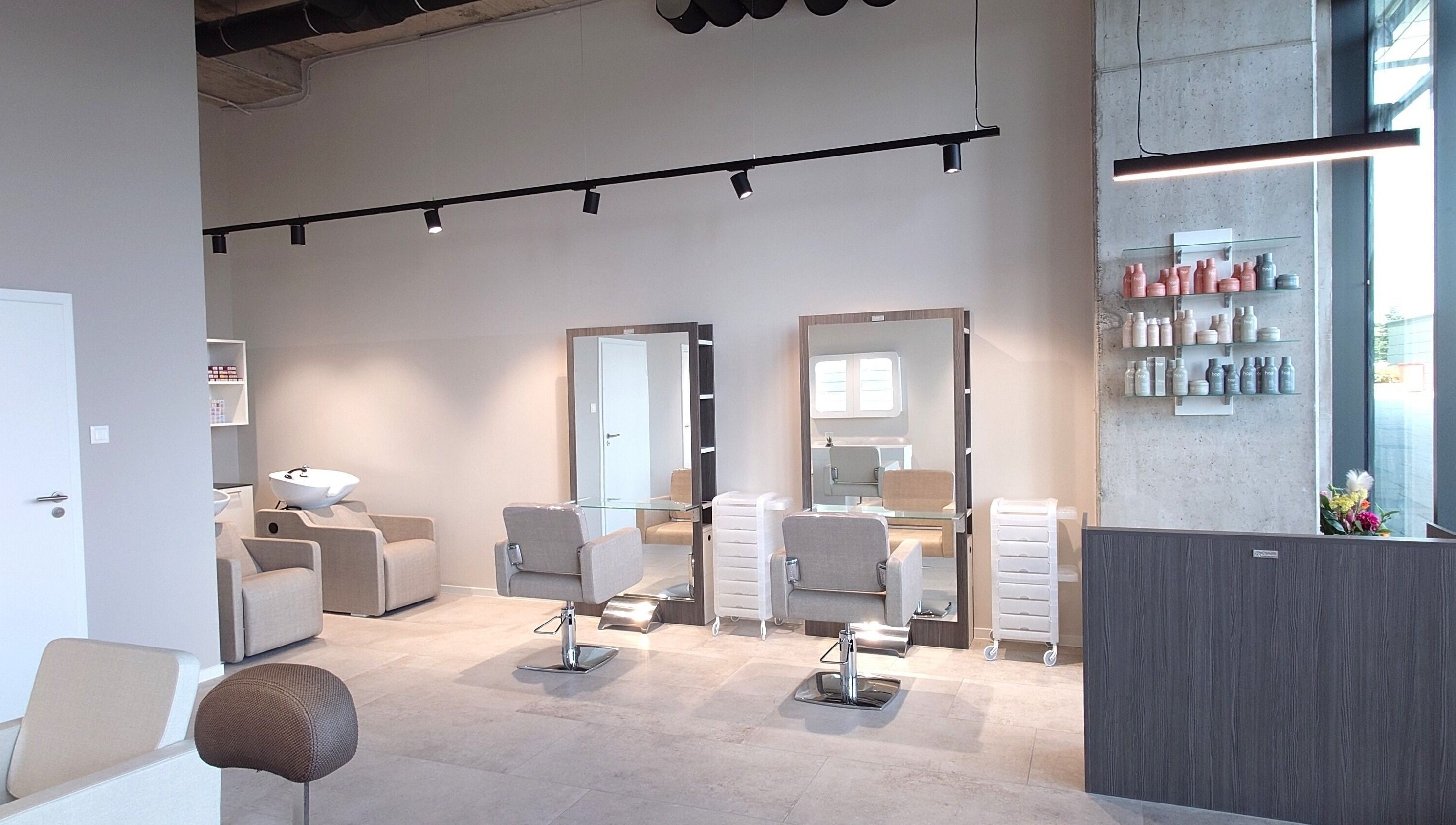 Интериор на модерния салон Good Vibes в София, Софийска област, BG със стилен дизайн и козметични продукти.