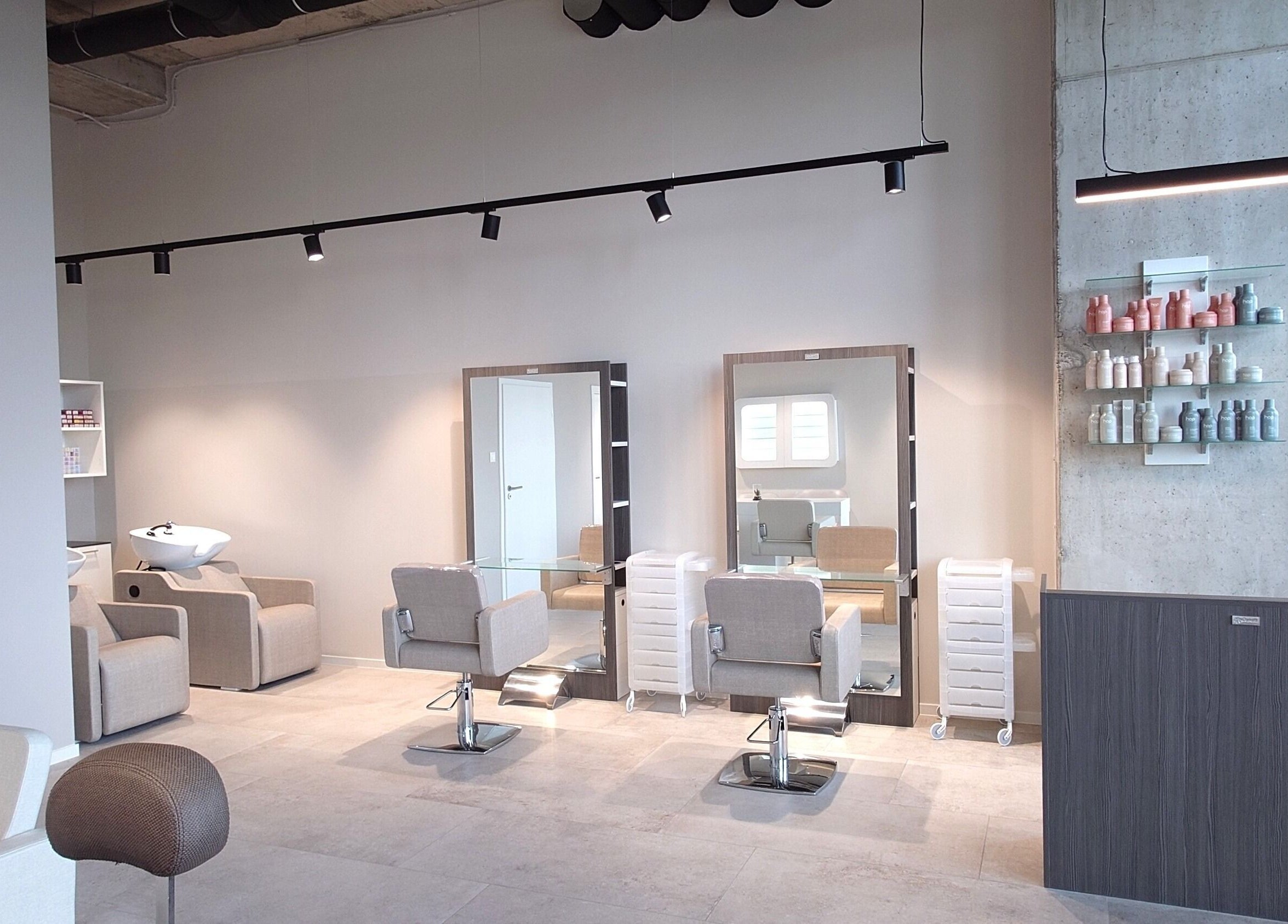 Интериор на модерния салон Good Vibes в София, Софийска област, BG със стилен дизайн и козметични продукти.