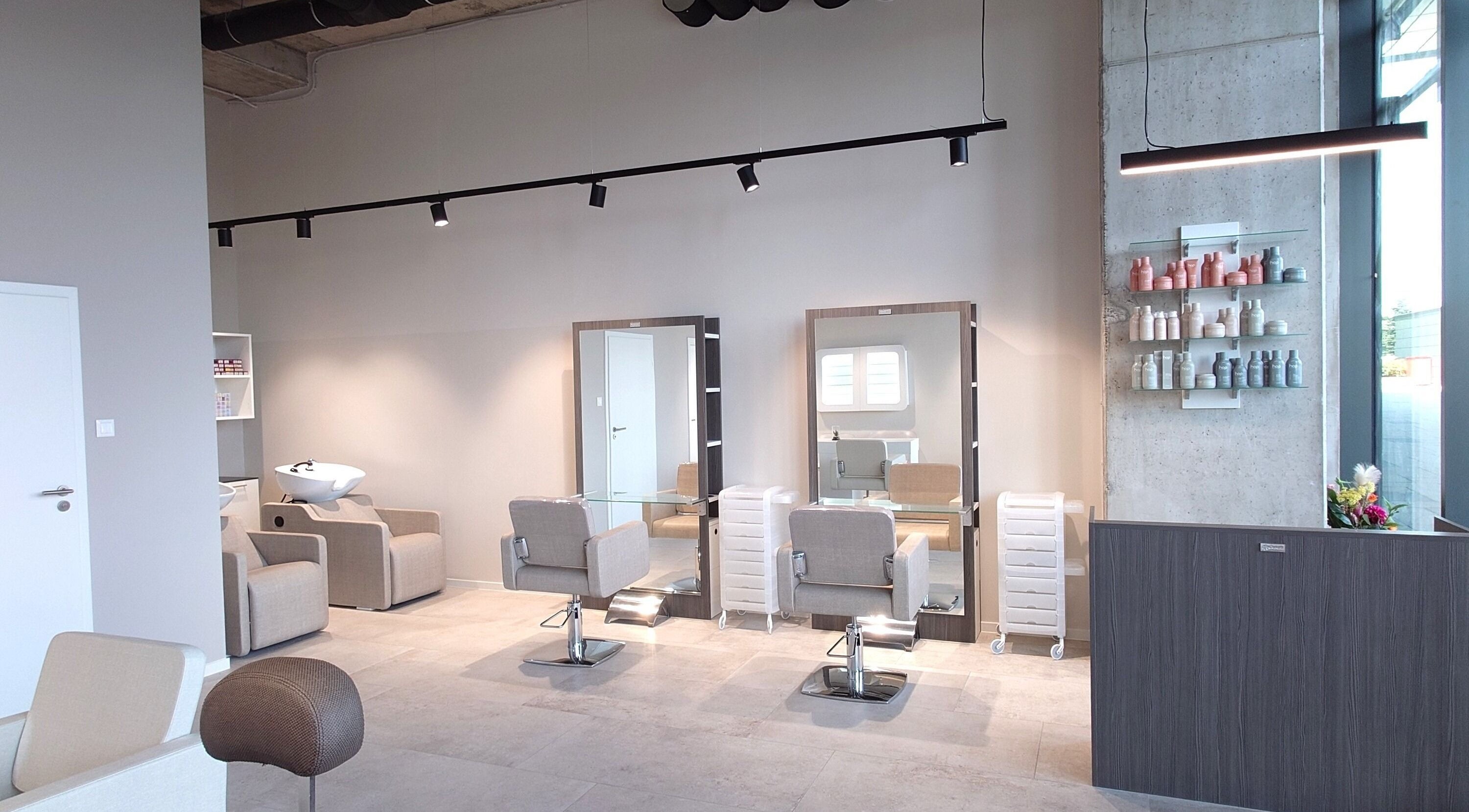 Интериор на модерния салон Good Vibes в София, Софийска област, BG със стилен дизайн и козметични продукти.