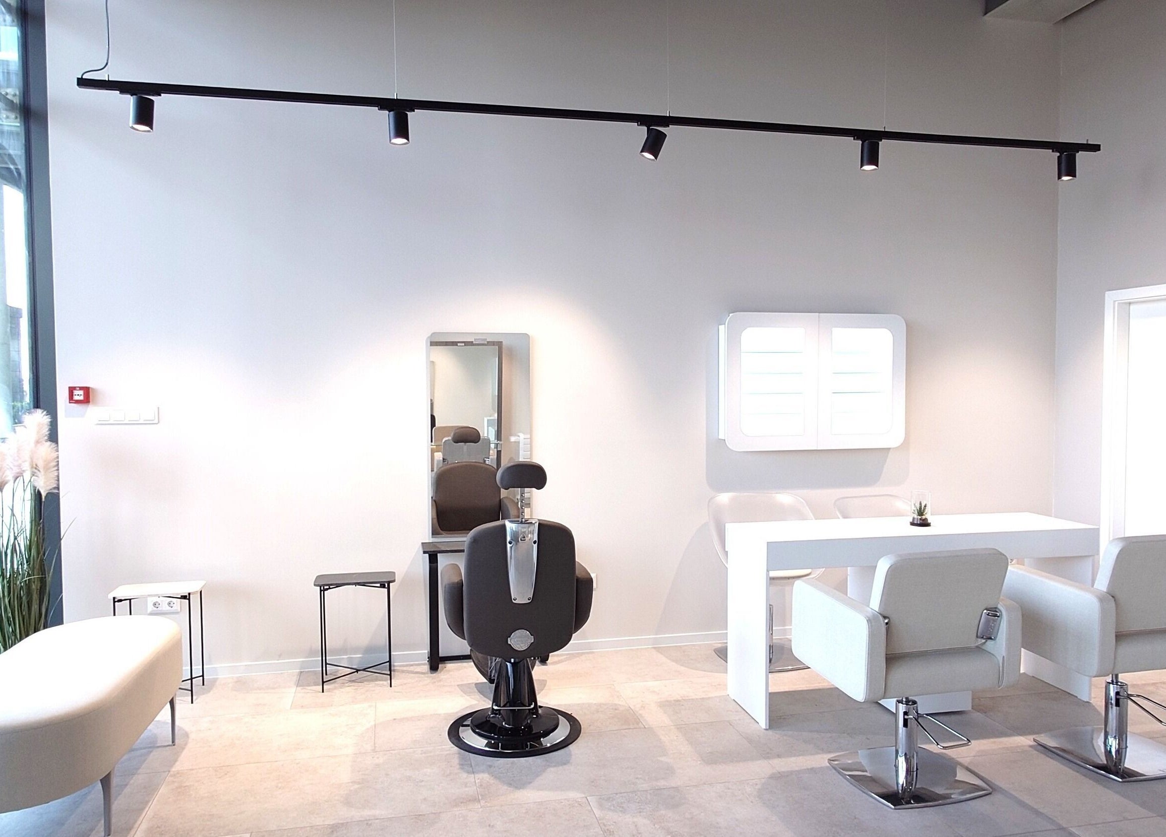 Интериор на салон Good Vibes, София, Софийска област, BG с модерни кресла и огледала.