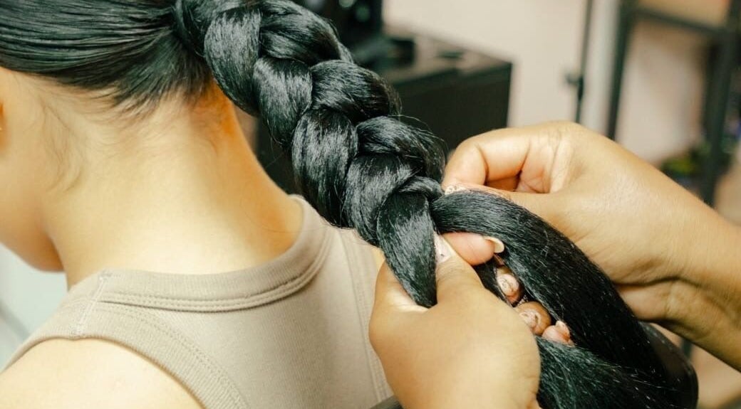 Expert hands creating a detailed braid at GB Studio & Hairsupplies in Kralendijk, Bonaire, BQ.