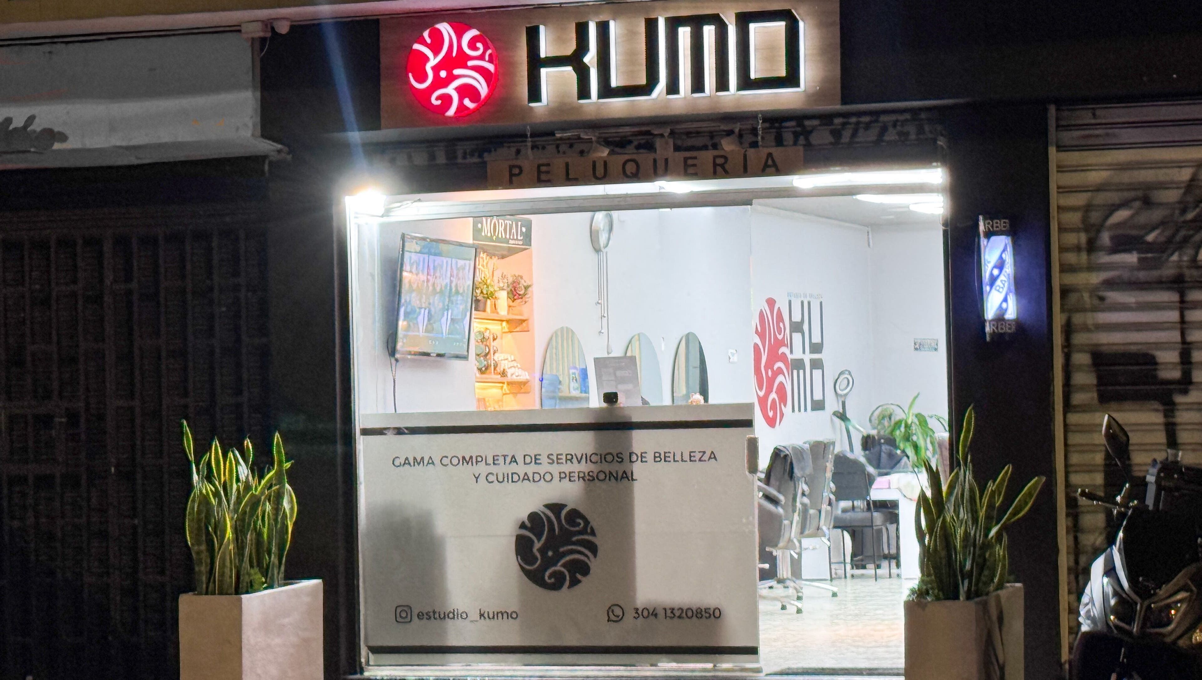 Fachada de KUMO ESTUDIO DE BELLEZA iluminada en Bogotá, Bogotá, CO.