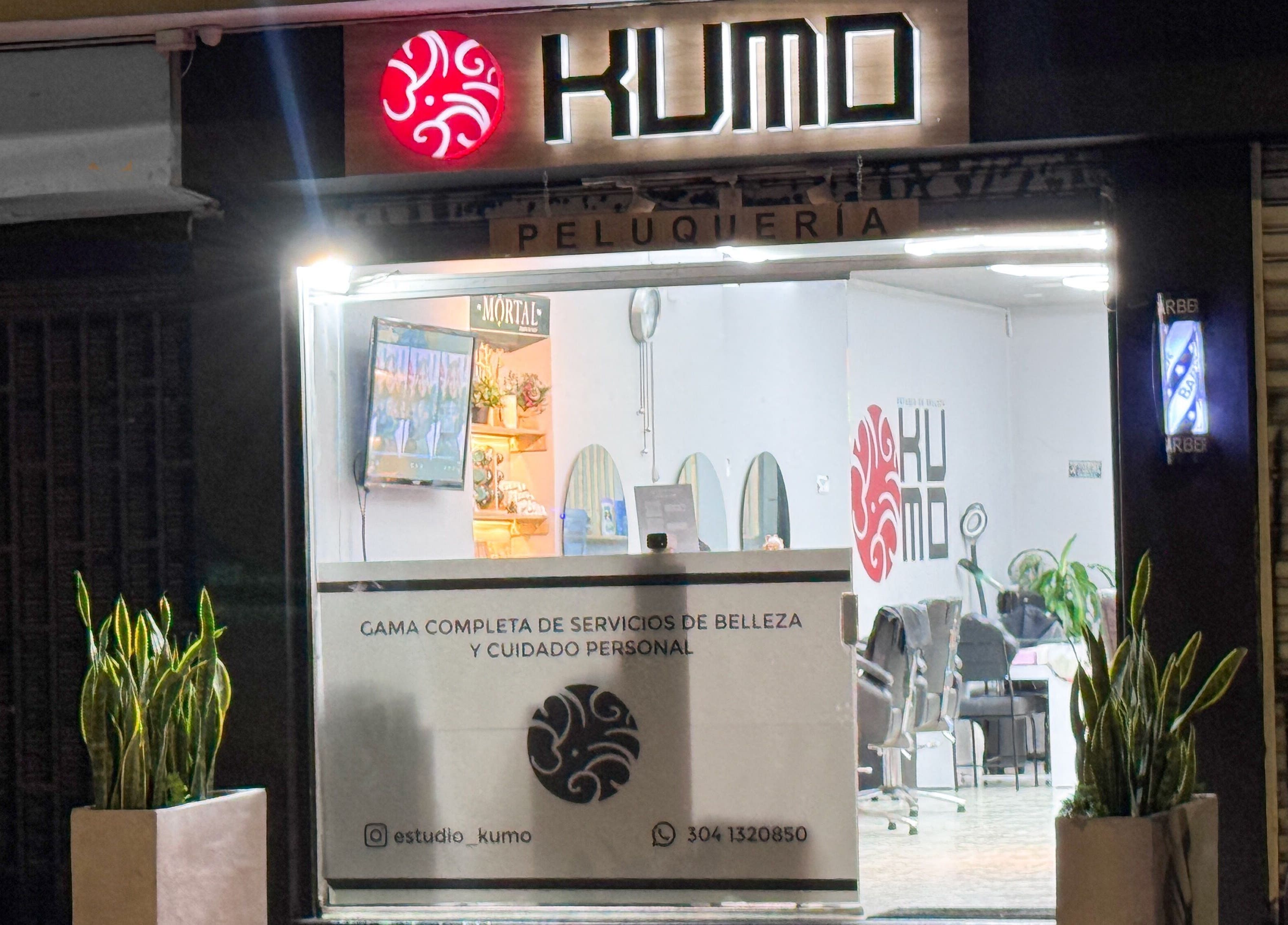 Fachada de KUMO ESTUDIO DE BELLEZA iluminada en Bogotá, Bogotá, CO.