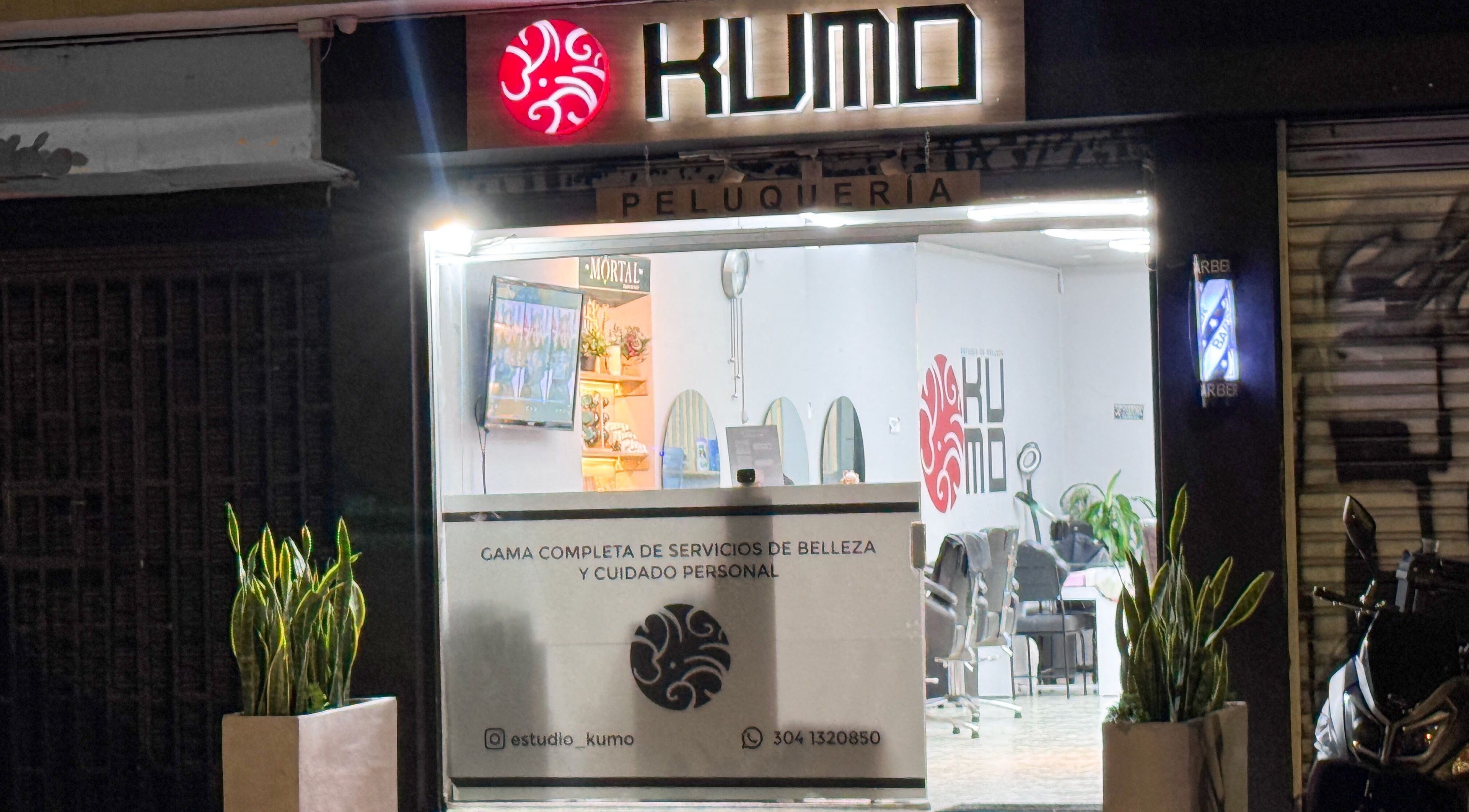 Fachada de KUMO ESTUDIO DE BELLEZA iluminada en Bogotá, Bogotá, CO.