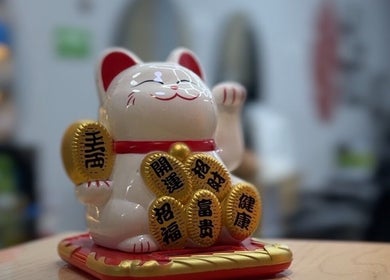 Figura de gato de la suerte en KUMO ESTUDIO DE BELLEZA, Bogotá, Bogotá, CO.