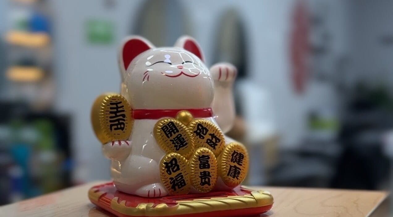 Figura de gato de la suerte en KUMO ESTUDIO DE BELLEZA, Bogotá, Bogotá, CO.