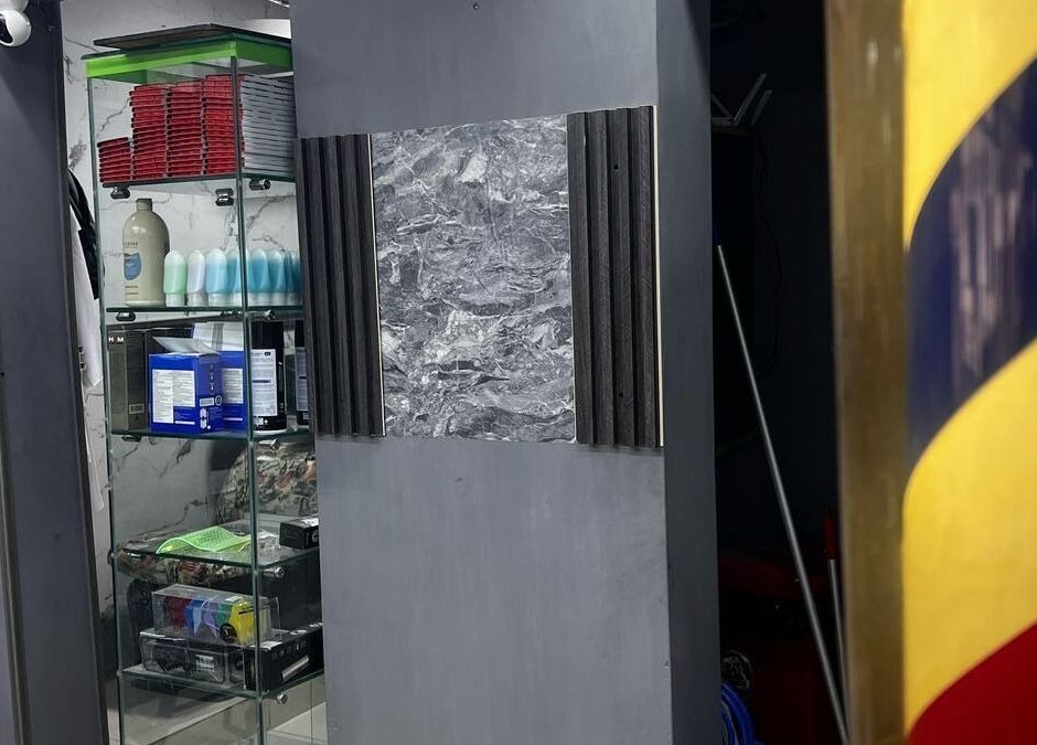 Estante de productos en LEGENDARY BARBER 91, Medellín, Antioquia, CO, con diseño elegante y moderno.