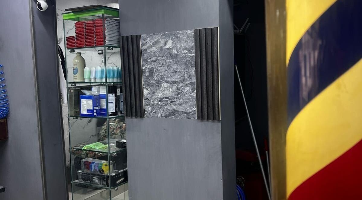 Estante de productos en LEGENDARY BARBER 91, Medellín, Antioquia, CO, con diseño elegante y moderno.