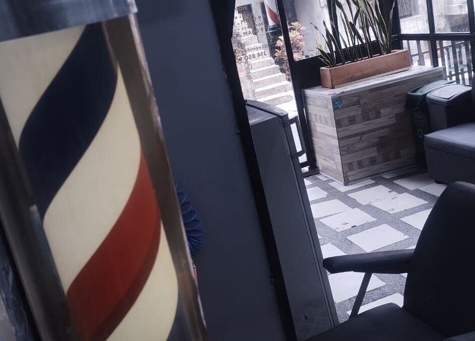 Interior de LEGENDARY BARBER 91 en Medellín, Antioquia, CO, mostrando su diseño elegante y moderno.