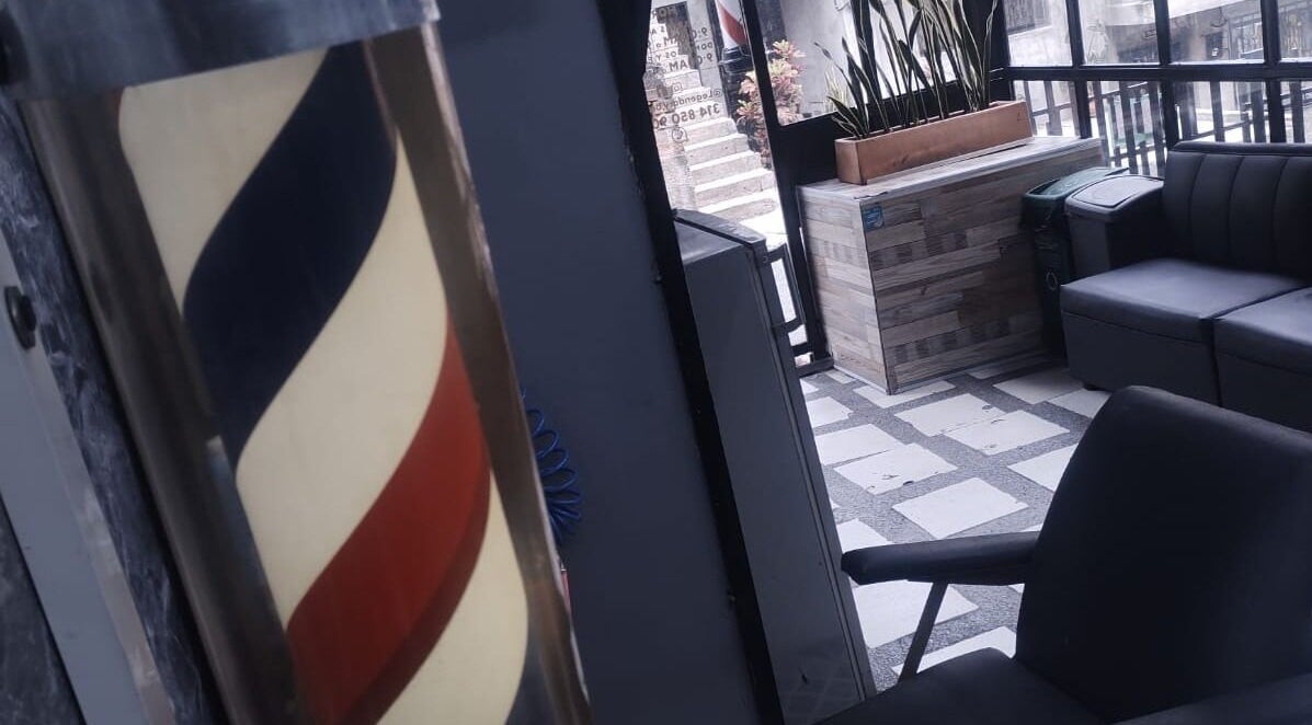 Interior de LEGENDARY BARBER 91 en Medellín, Antioquia, CO, mostrando su diseño elegante y moderno.