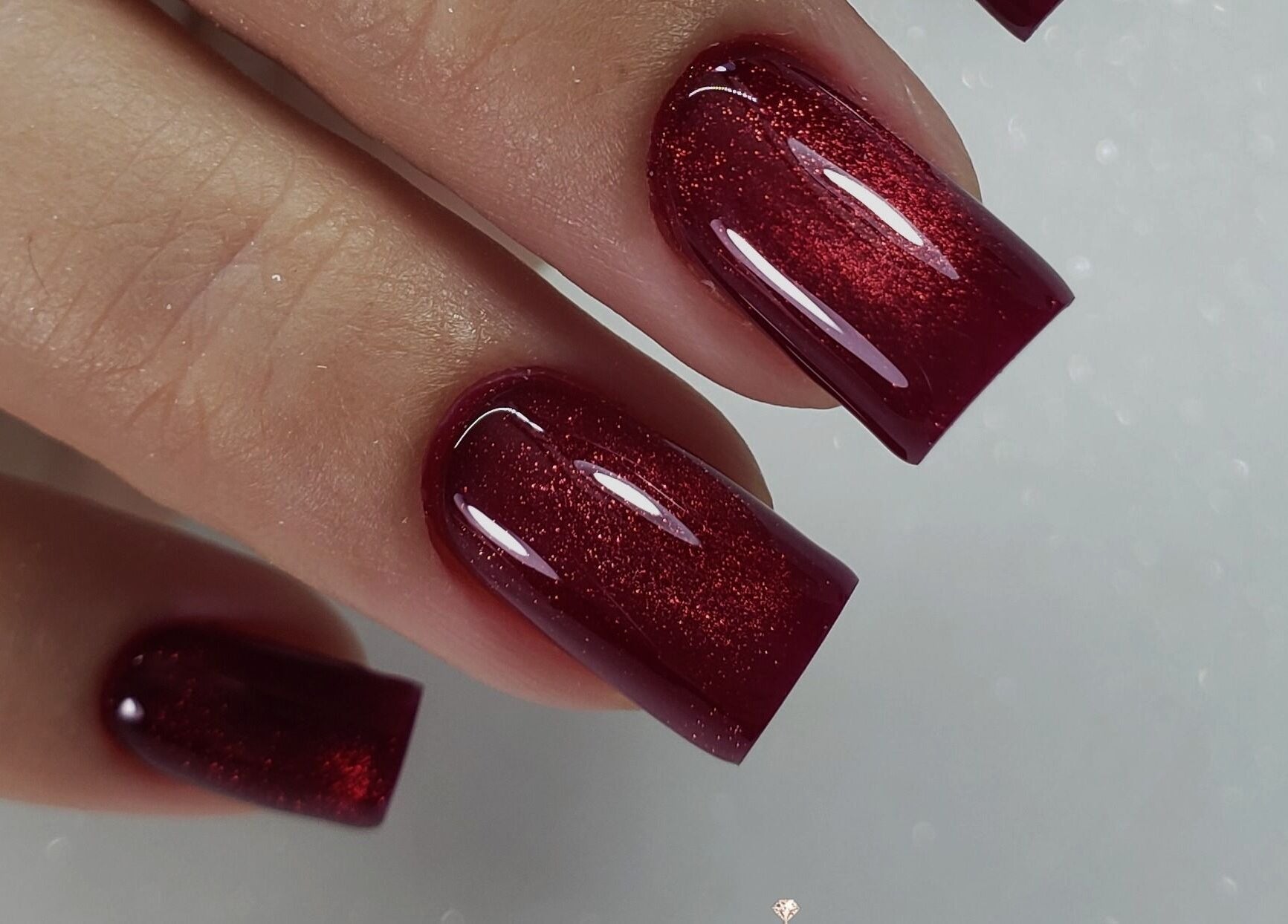 Hermosas uñas esmaltadas en rojo rubí en Mely Nail Art, La Habana, La Habana, CU.
