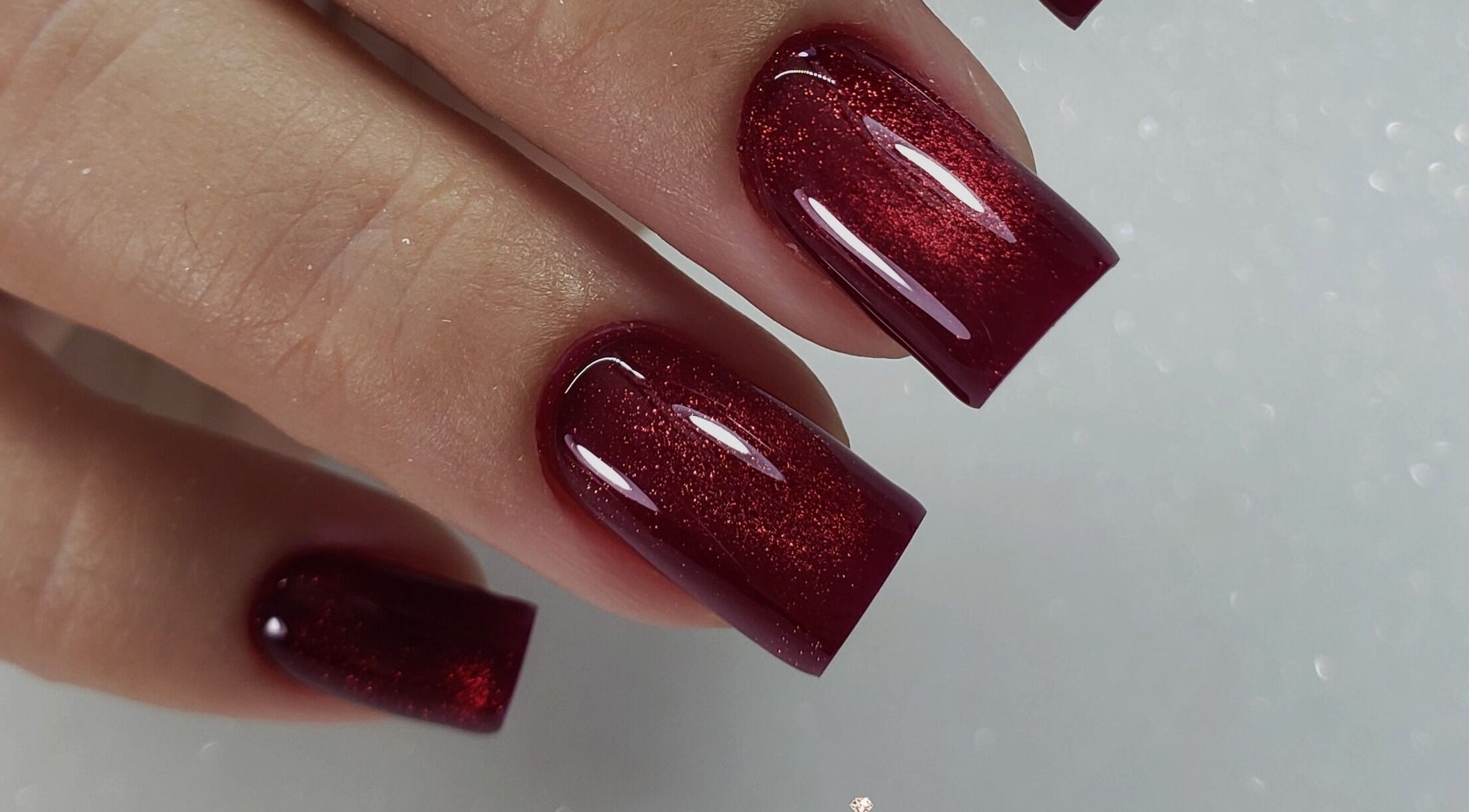 Hermosas uñas esmaltadas en rojo rubí en Mely Nail Art, La Habana, La Habana, CU.