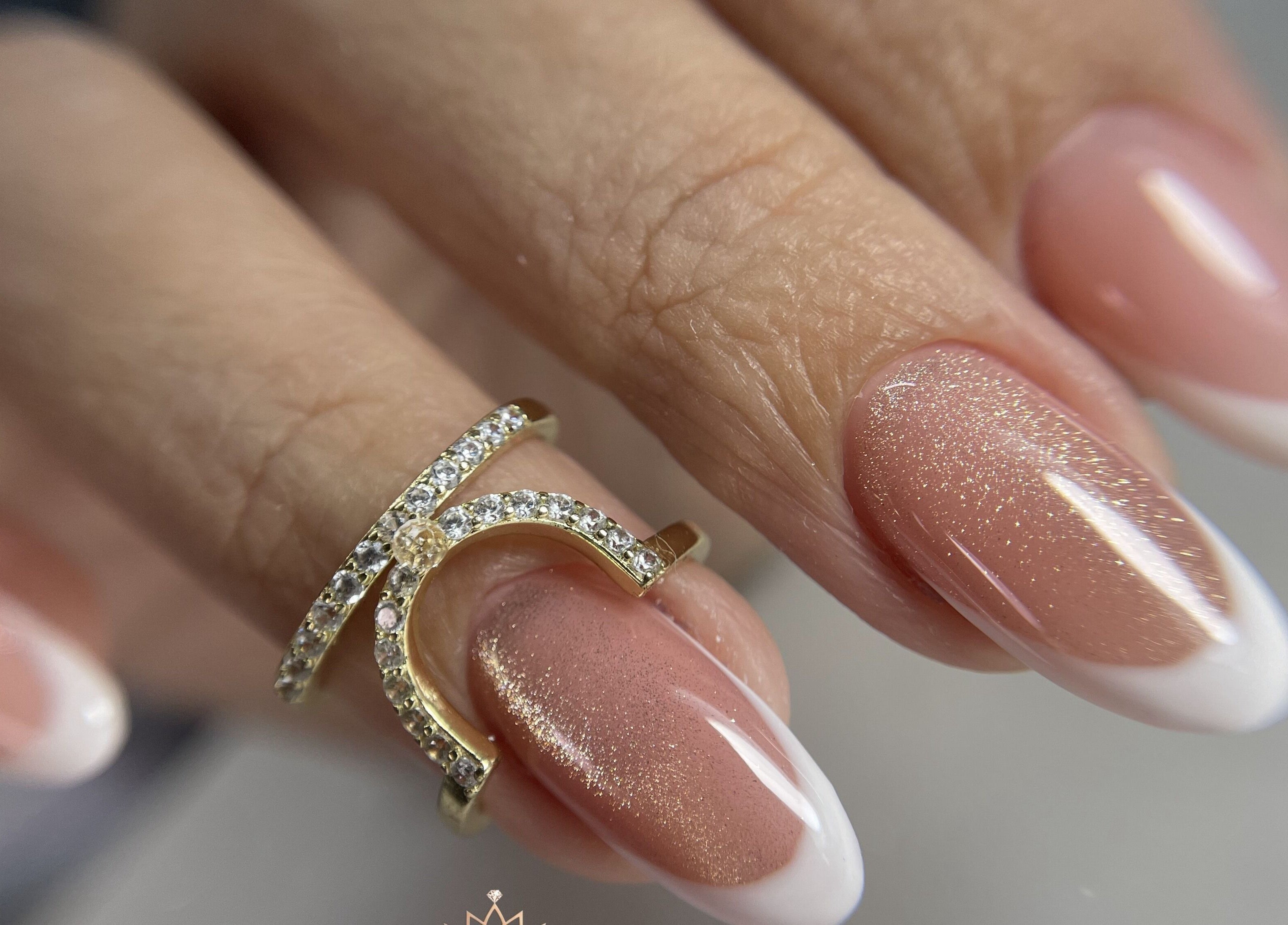 Manicure francesa con brillo en Mely Nail Art, La Habana, La Habana, CU.