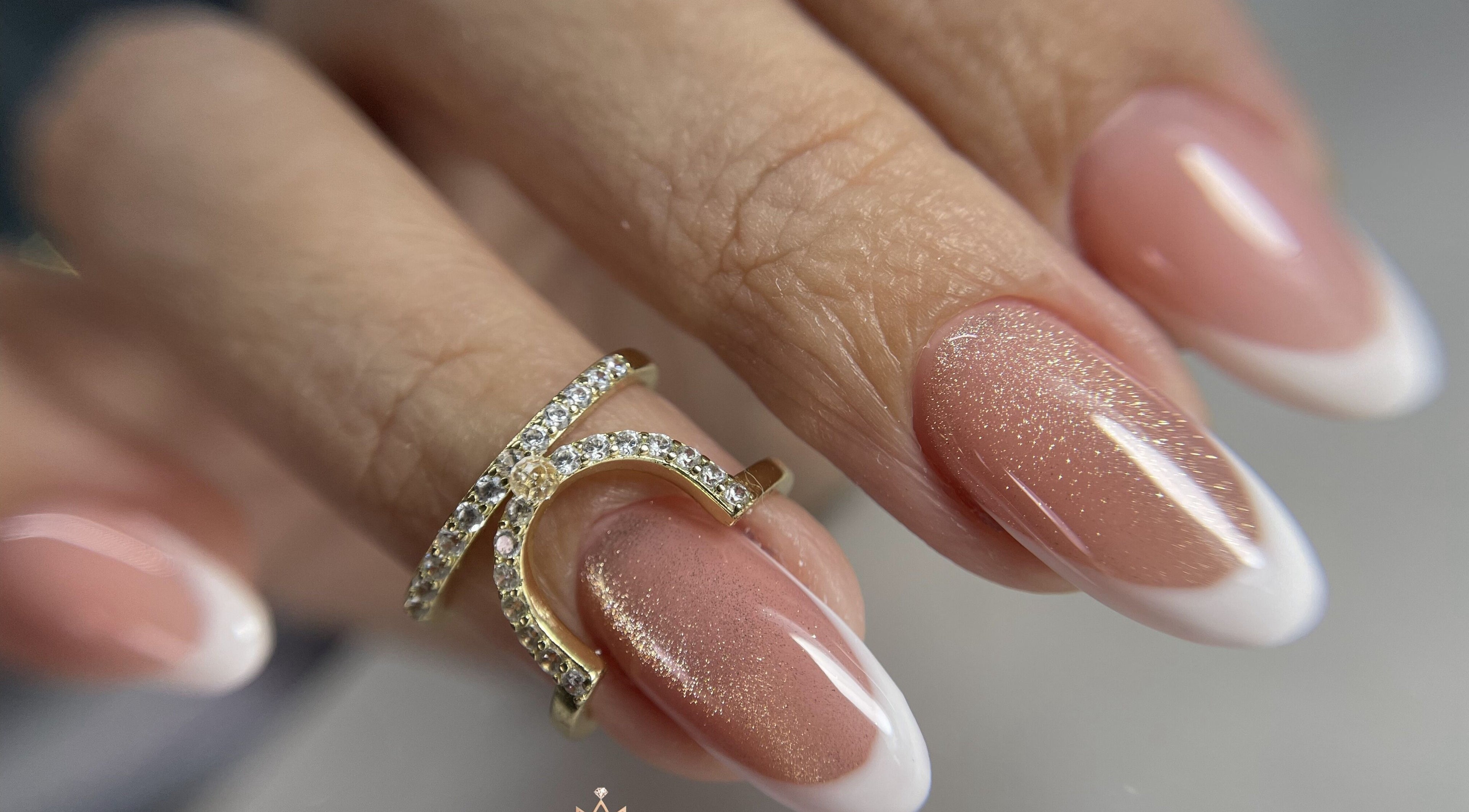 Manicure francesa con brillo en Mely Nail Art, La Habana, La Habana, CU.