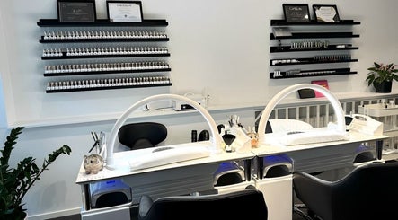 Inredning av Royal Nail Salon i Hässleholm, Skåne Län, SE med lyxiga nagelstationer och diplomer på väggen.