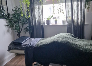 Tranquil therapy room at Wellbeing with Jaydene at Jaydene’s Home, York, England, GB with cozy massage bed.