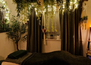 Relaxing treatment room at Wellbeing with Jaydene at Jaydene’s Home in York, England, GB with calming decor.
